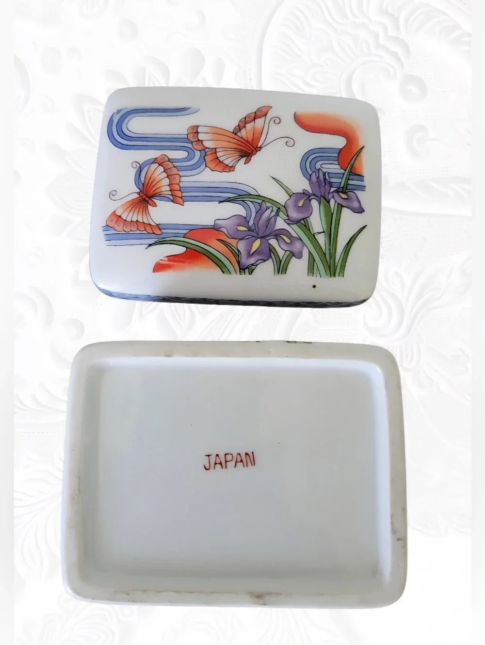 Vintage Hand-Painted Porcelain Trinket Box with Floral & Butterfly Motif - Picture 3 of 4